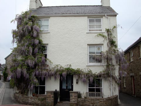 Facade/entrance, Spring, On site