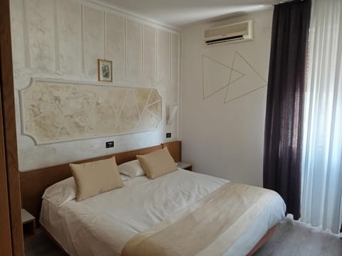 Bed, Photo of the whole room, Bedroom, air conditioner