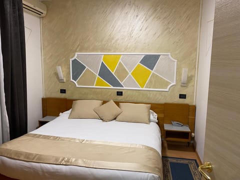 Bed, Photo of the whole room, Bedroom, air conditioner