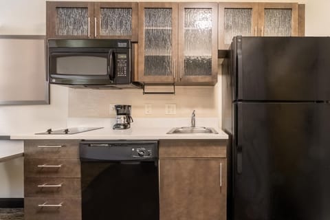 Kitchen or kitchenette, dishwasher, minibar, stove