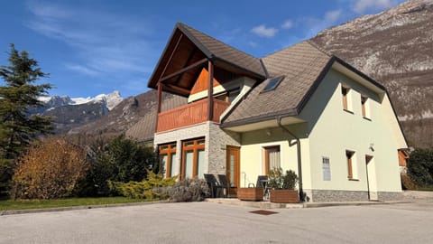 Property building, Natural landscape, Activities, Activities, View (from property/room), Balcony/Terrace, Fitness centre/facilities, Autumn, Guests, Garden view, Mountain view, Area and facilities, Seasons, Location, group of guests, group of guests
