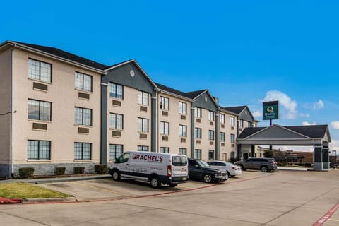 Quality Inn & Suites Hotel in Fort Worth