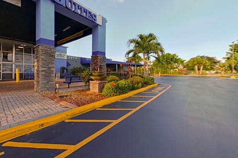 Rodeway Inn & Suites Fort Lauderdale Airport & Cruise Port Hotel in Dania Beach