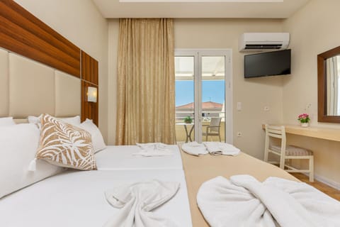 Bed, TV and multimedia, Balcony/Terrace, Bedroom, Pool view, towels