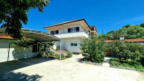 Property building, Facade/entrance, Garden, Parking