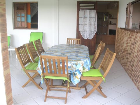 Maison de 2 chambres avec vue sur la mer jardin clos et wifi a Le Robert a 5 km de la plage House in La Trinité