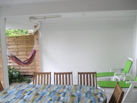Maison de 2 chambres avec vue sur la mer jardin clos et wifi a Le Robert a 5 km de la plage Casa in La Trinité