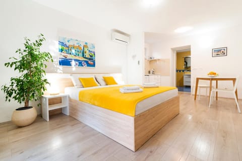 Bed, Seating area, Bedroom