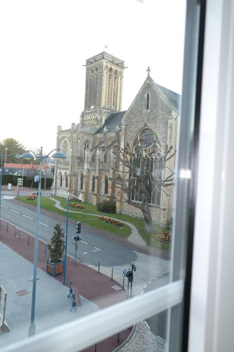 Property building, Nearby landmark, Neighbourhood, City view, Landmark view