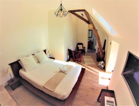 Photo of the whole room, Garden view