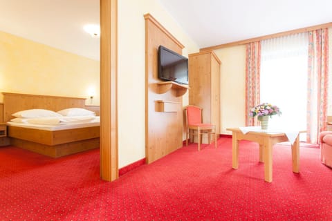 Photo of the whole room, Decorative detail