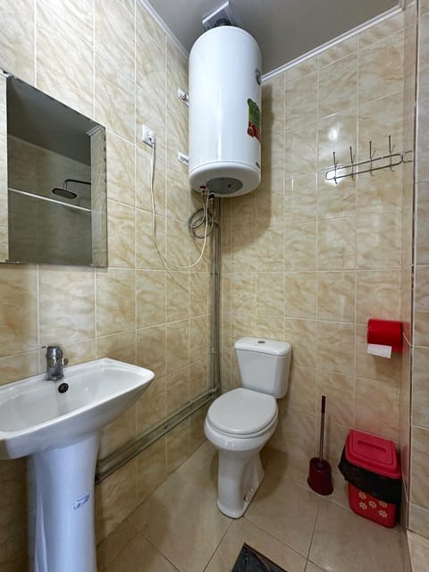 Shower, Toilet