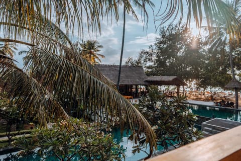 Day, Pool view