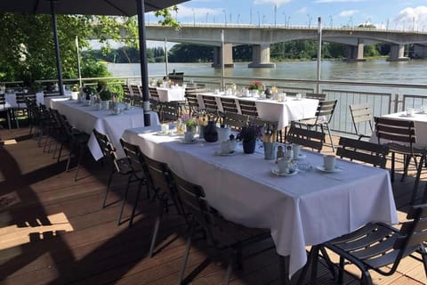 Restaurant/places to eat, Balcony/Terrace, River view