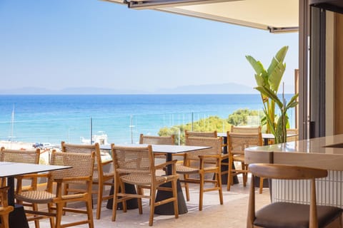 Restaurant/places to eat, View (from property/room), Balcony/Terrace, Lounge or bar, Sea view