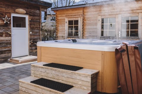 Hot Tub, Sauna