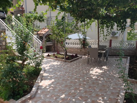 Patio, BBQ facilities