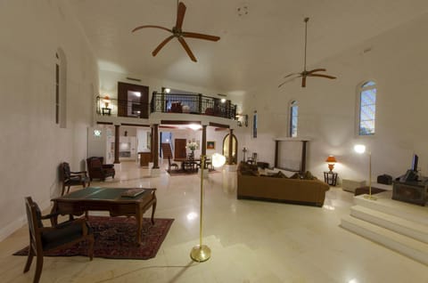 Communal lounge/ TV room, TV and multimedia, Balcony/Terrace, Kitchen or kitchenette, Living room, Photo of the whole room, Seating area, Dining area, Communal kitchen, On site, Sunset, fireplace, air conditioner