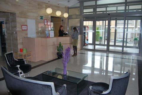 Staff, Day, Lobby or reception, Guests