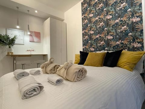 Bed, Bedroom, towels