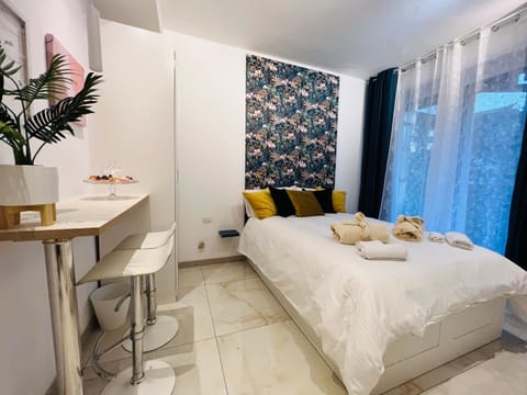 Bed, Photo of the whole room