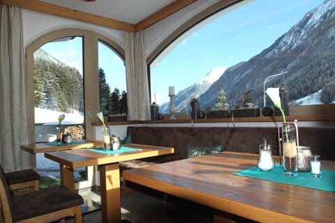 Natural landscape, Dining area, Mountain view, Breakfast, Breakfast, Buffet breakfast