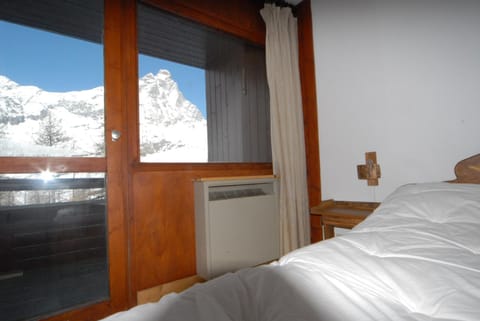 Bedroom, Mountain view