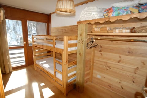 Bedroom, bunk bed