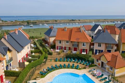 Neighbourhood, Natural landscape, Swimming pool, Swimming pool