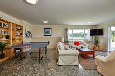 Communal lounge/ TV room, Table tennis, Living room