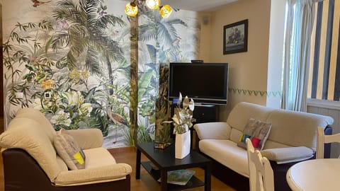 TV and multimedia, Living room, Seating area, Evening entertainment