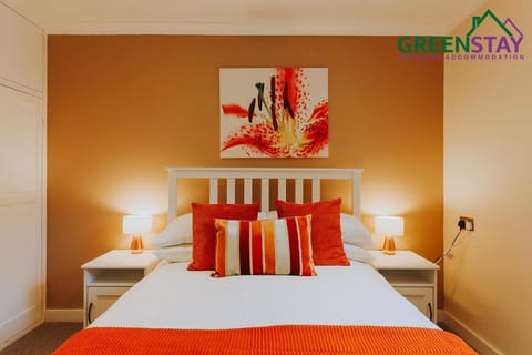 "The Garden Apartment Newquay" by Greenstay Serviced Accommodation - Beautiful 2 Bed Apartment With Parking & Outside Terrace, Close To Beaches, Shops & Restaurants -Perfect For Families, Couples, Small Groups & Business Travellers Condo in Newquay