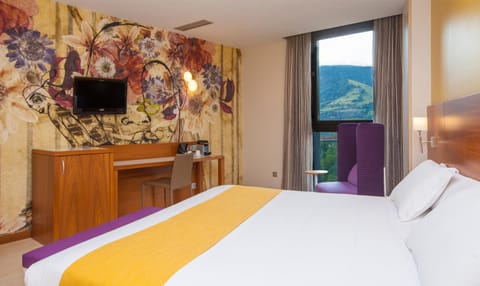 Bed, TV and multimedia, Photo of the whole room, Bedroom, Mountain view