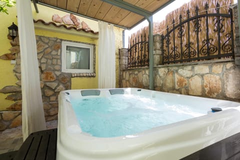 Green house Peroj, WI-FI, FREE PARKING, GARDEN, HOT TUBE, PET FRIENDLY Apartment in Fažana