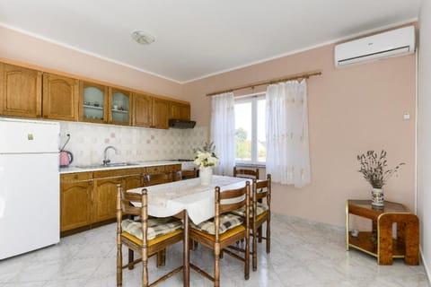 Kitchen or kitchenette, Seating area, Dining area, stove, air conditioner