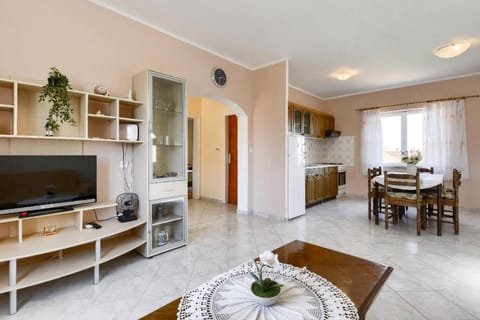 TV and multimedia, Kitchen or kitchenette, Living room, Seating area, Dining area