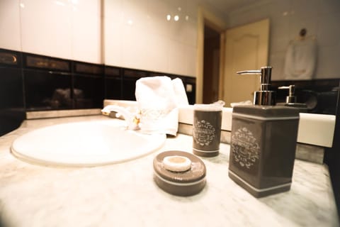 Bathroom, Photo of the whole room, Decorative detail