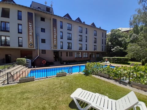 Facade/entrance, Off site, Day, Summer, Garden, Pool view, Swimming pool