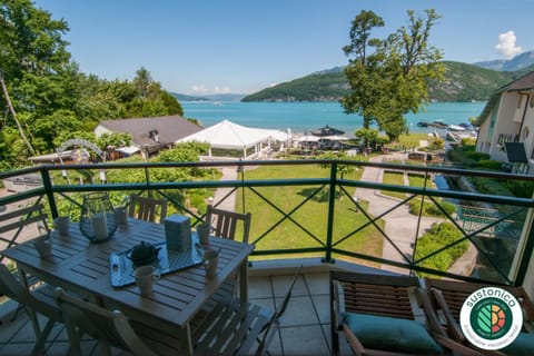 La Baie des Voiles, FEET IN THE CRYSTAL WATERS, 9 Apts from studio to Duplex, LLA Selections by Location lac Annecy Condominio in Talloires