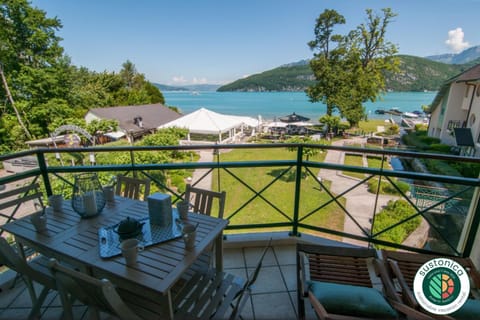 La Baie des Voiles, FEET IN THE CRYSTAL WATERS, 9 Apts from studio to Duplex, LLA Selections by Location lac Annecy Condo in Talloires