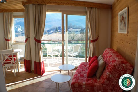 La Baie des Voiles, FEET IN THE CRYSTAL WATERS, 9 Apts from studio to Duplex, LLA Selections by Location lac Annecy Condo in Talloires