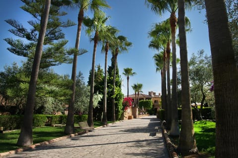 Property building, Facade/entrance, Garden