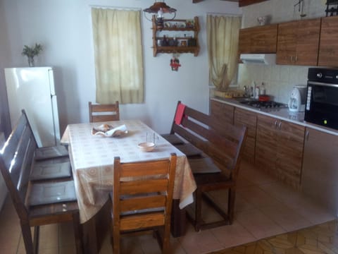 Kitchen or kitchenette, Dining area