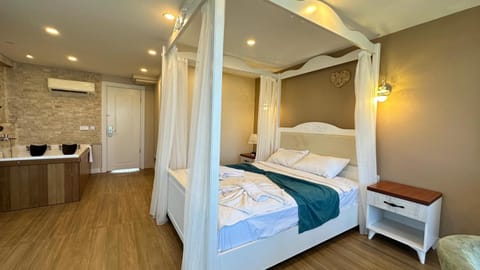 Property building, Restaurant/places to eat, Bed, Kitchen or kitchenette, Photo of the whole room, Bedroom, Swimming pool, Breakfast, towels, air conditioner