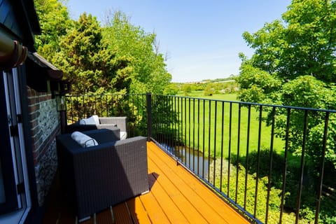 View (from property/room), Balcony/Terrace, Seating area, River view