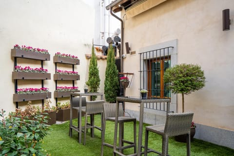 Patio, Spring, Day, Garden, Seating area, On site, Garden view