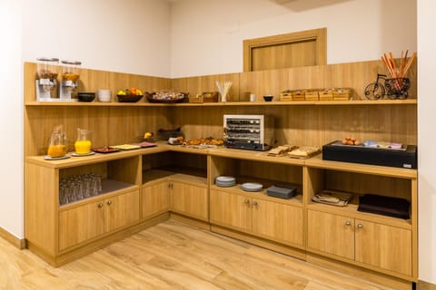 Kitchen or kitchenette, Food and drinks, Food, Breakfast, Continental breakfast, Buffet breakfast