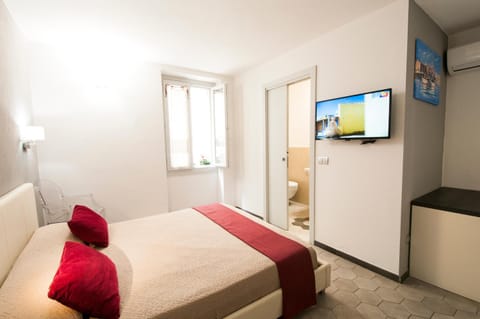 Bed, TV and multimedia, Photo of the whole room