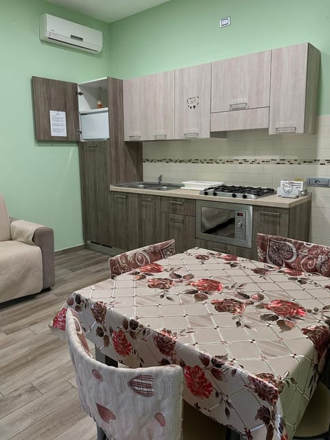 Kitchen or kitchenette, Dining area, stove