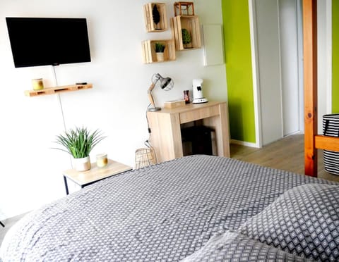 Bed, TV and multimedia, Living room, Seating area